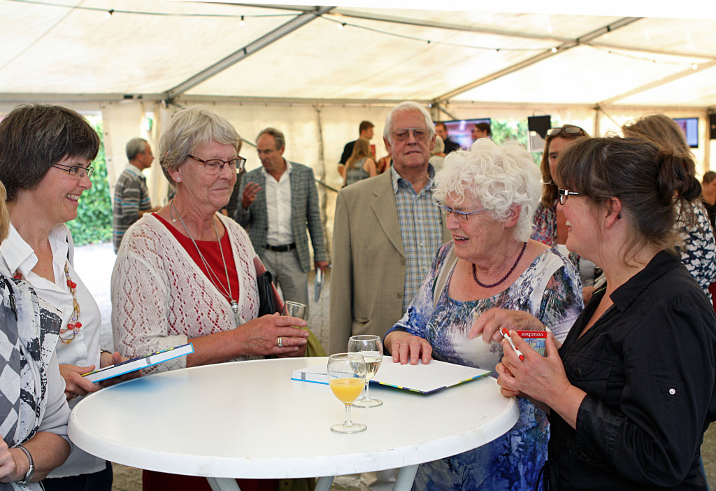 The two editors of the book Onder Professoren, Mineke van Essen and Hilda Amsing (from right to left), signed copies after the formal part of the opening ceremony.