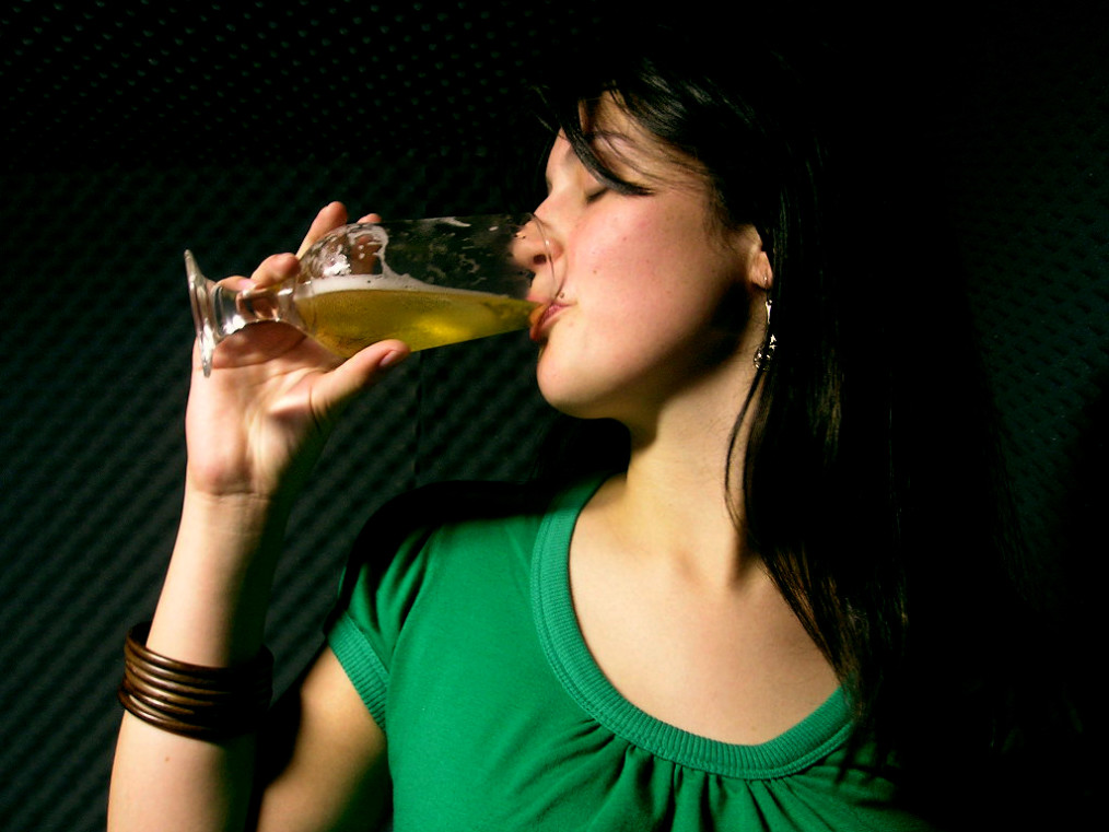 Почему жена пьет. Женский пивной алкоголизм. Пьющая девушка. Девчонки выпивают.